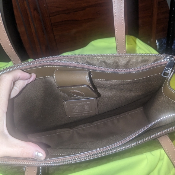 Coach bag authentic. Need this gone last mark down - Picture 2 of 4